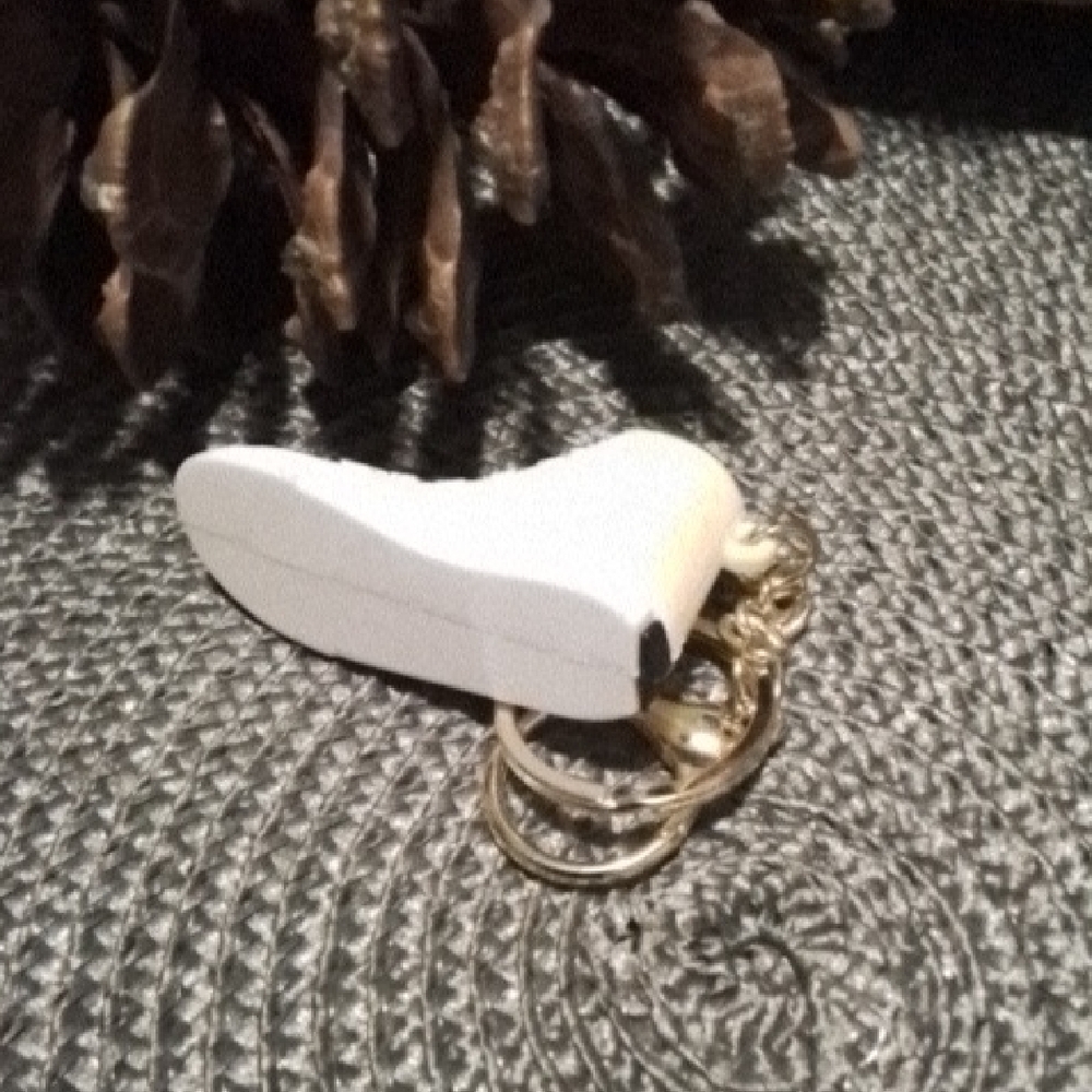 Chic Cream Sneaker Keychain - Picture 5 of 6